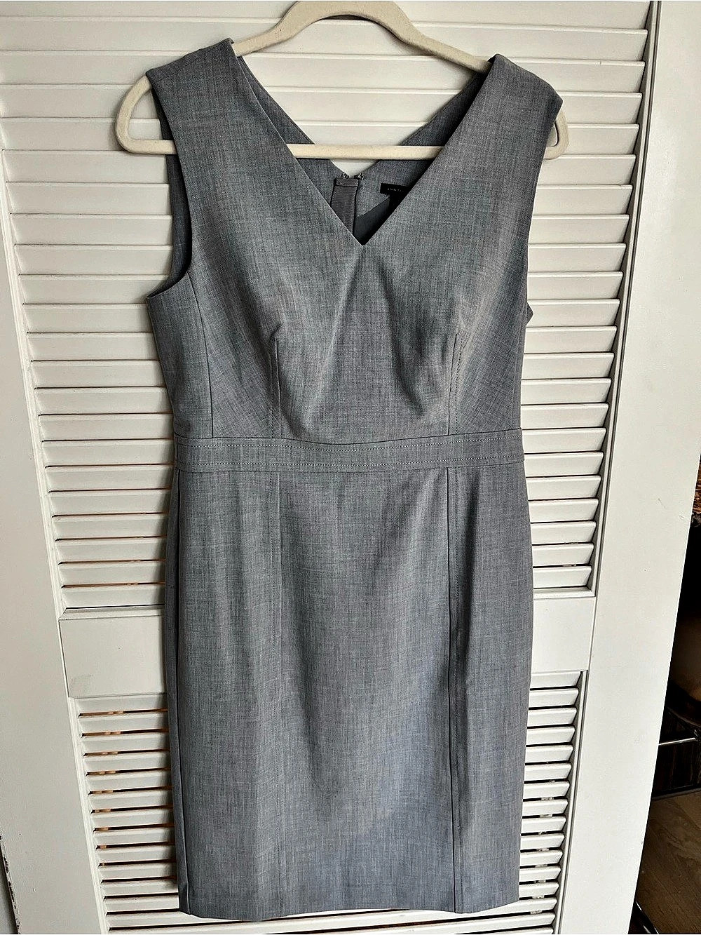 Ann Taylor V-Neck Dress in Gray Size 4 Like New